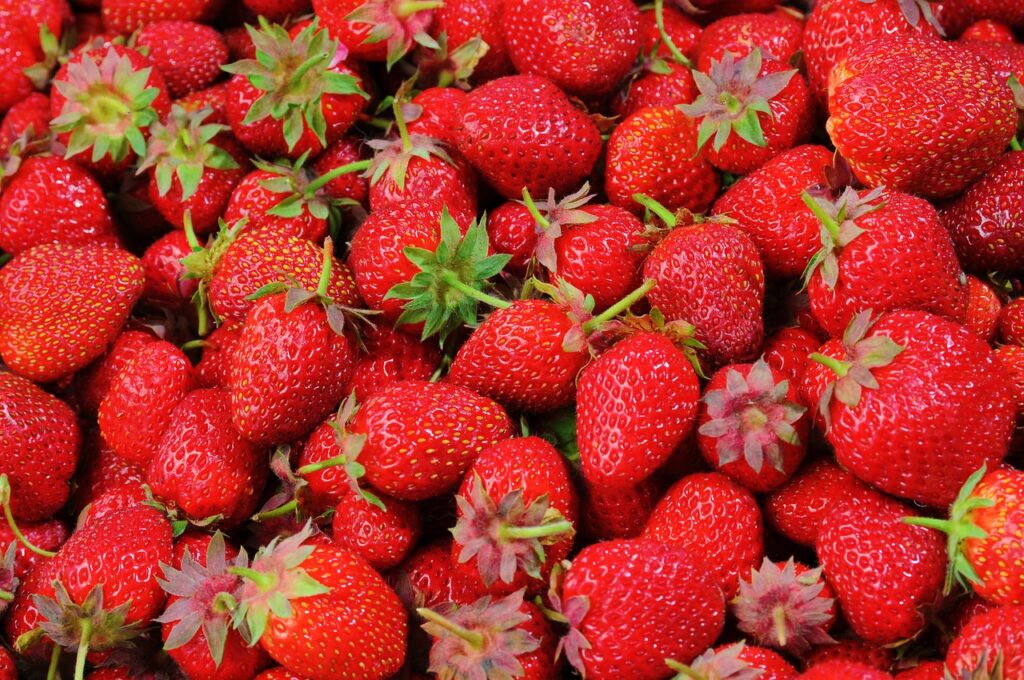 strawberries, berries, sweet-528791.jpg
