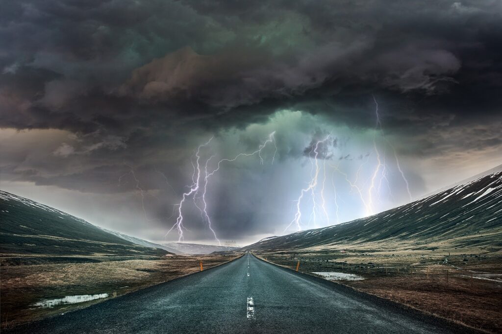 highway, storm, ray-4961094.jpg