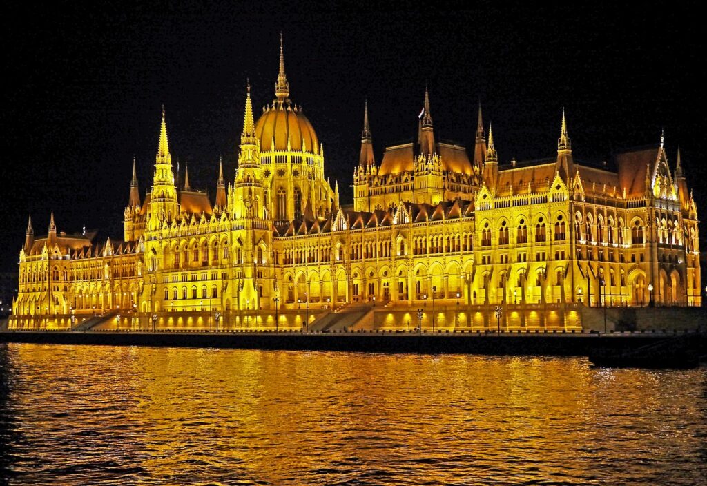 budapest at night, parliament at night, ship passage-1392373.jpg